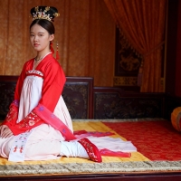 【布鞋币AI】古代木床坐姿の红色汉服白色布袜红绣花布鞋42P