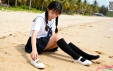 【布鞋币AI】白色学生装女孩海边沙滩黑色长筒棉袜白一带布鞋坐姿22P